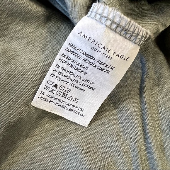 American Eagle, soft and sexy camo V-neck tee SZ SM - Picture 4 of 4